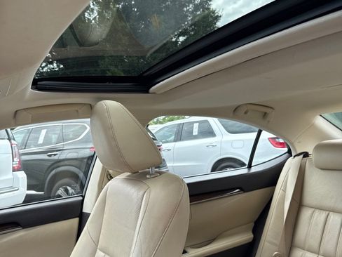 Used 2016 Lexus ES 350 w/ Luxury Package w/Wood Trim FWD image 9