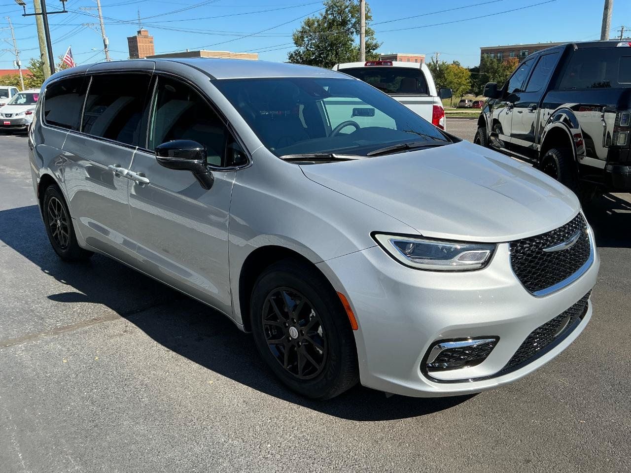 Used 2026 Chrysler Pacifica Select FWD image 3