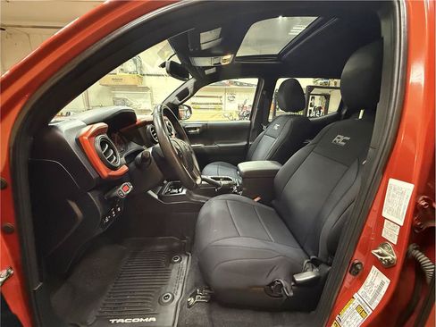 Used 2017 Toyota Tacoma TRD Sport AWD/4WD image 18