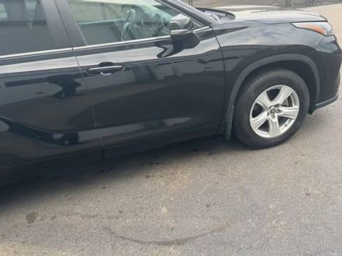 Used 2024 Toyota Highlander LE AWD/4WD image 17