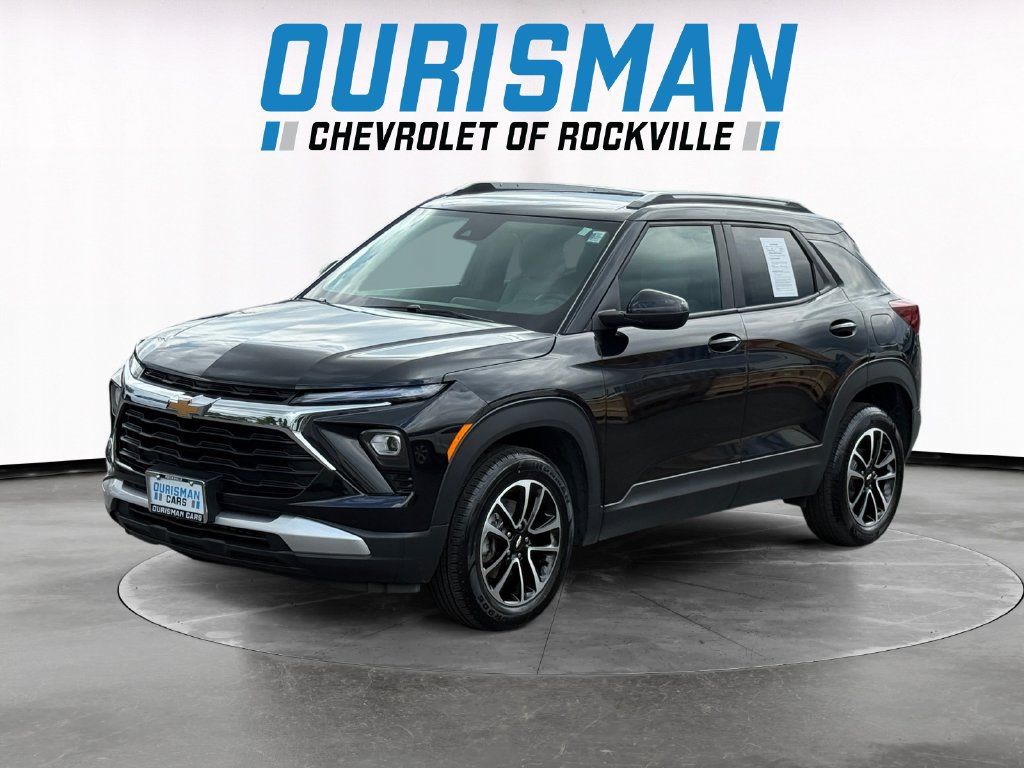 Used 2025 Chevrolet TrailBlazer LT AWD/4WD image 2