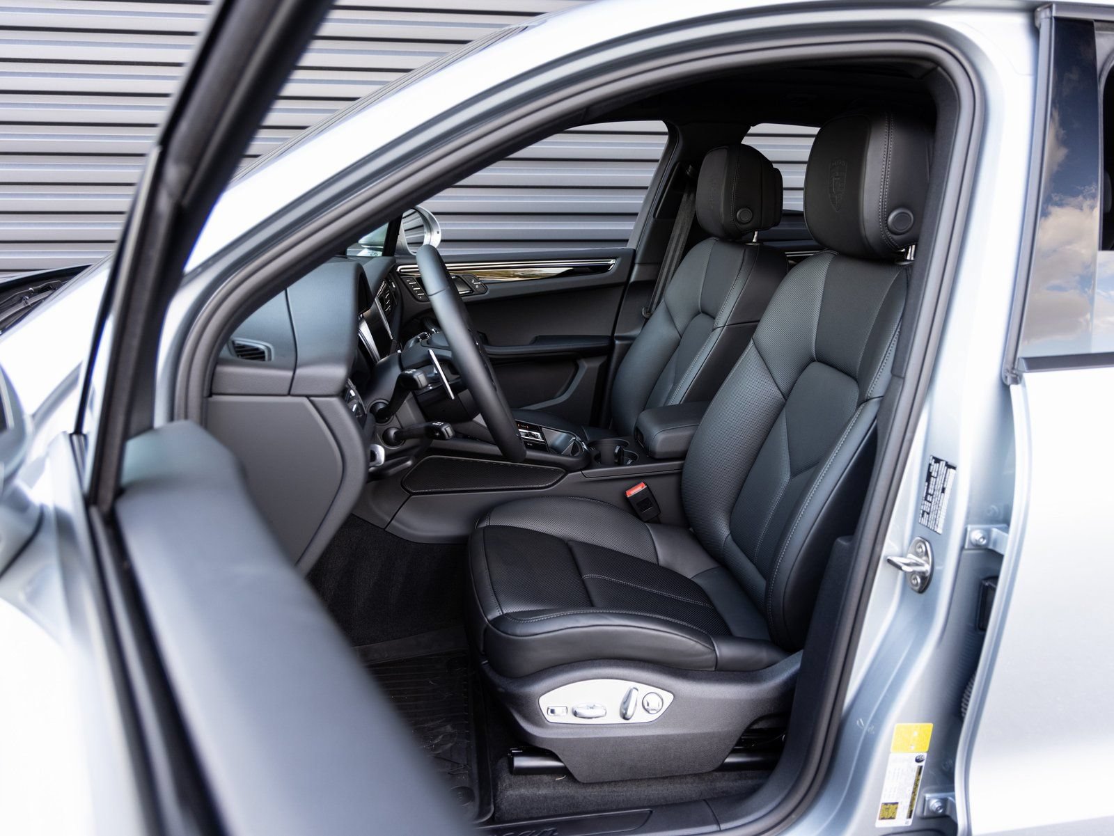 Certified 2026 Porsche Macan AWD/4WD image 5