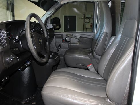 Used 2011 Chevrolet Express 2500 RWD image 9