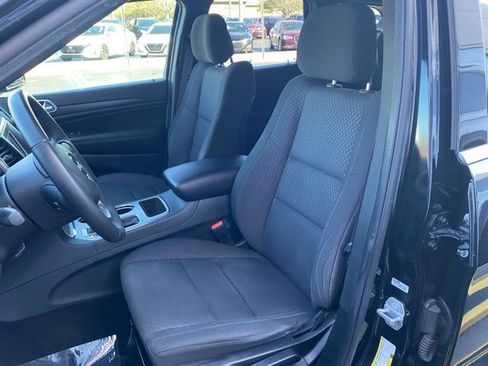 Used 2018 Jeep Grand Cherokee Laredo image 16