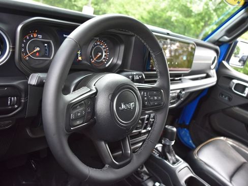 Used 2025 Jeep Gladiator Sport AWD/4WD image 12