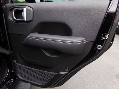 Used 2023 Jeep Gladiator Overland w/ Cold Weather Group image 74