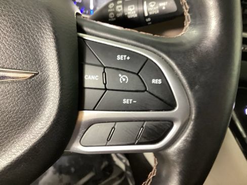 Used 2017 Chrysler Pacifica Touring-L FWD image 15