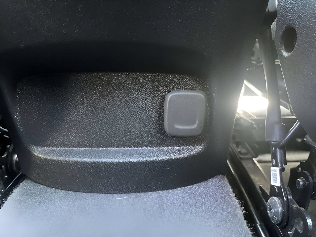 Used 2025 Chevrolet Malibu LT FWD image 19