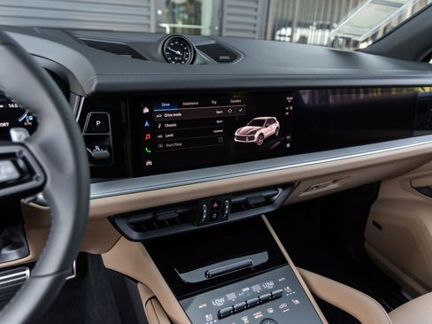 Certified 2025 Porsche Cayenne S AWD/4WD image 29