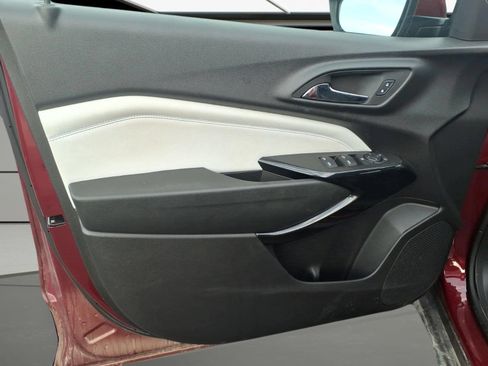 Used 2025 Chevrolet Trax LT FWD image 8