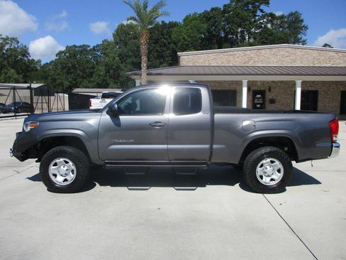 Used 2017 Toyota Tacoma SR5 AWD/4WD image 1