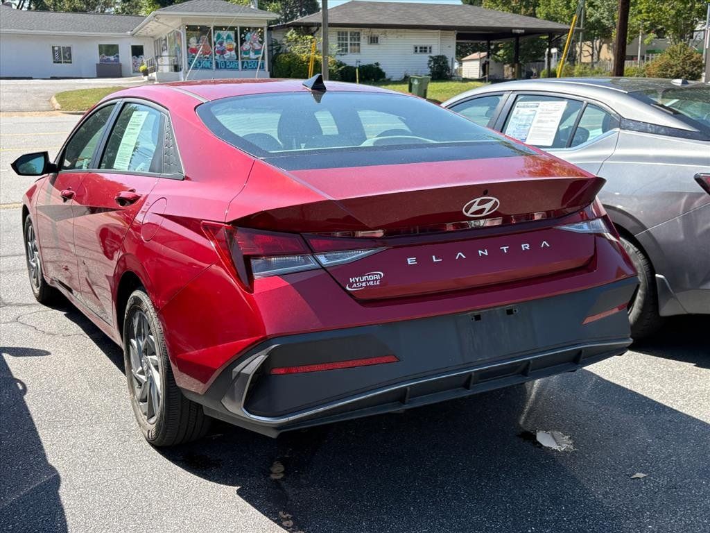 Certified 2024 Hyundai Elantra SEL FWD image 3