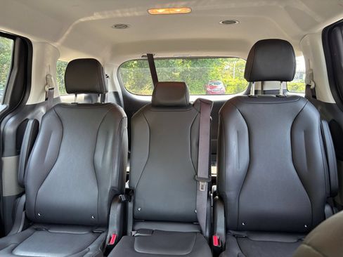 Used 2026 Kia Carnival FWD image 40