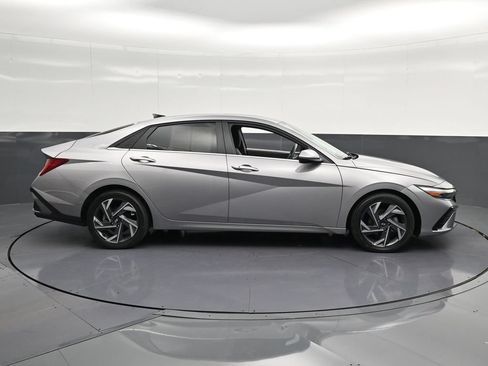 Used 2025 Hyundai Elantra SEL FWD image 4