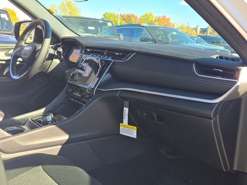 New 2025 Jeep Grand Cherokee Laredo X w/ Luxury Tech Group I image 8