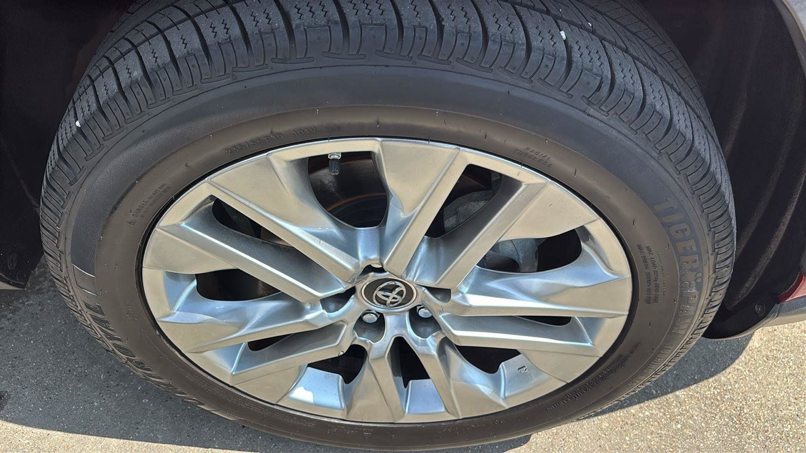 Used 2019 Toyota RAV4 XLE Premium FWD image 10