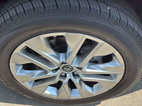 Used 2019 Toyota RAV4 XLE Premium FWD image 10