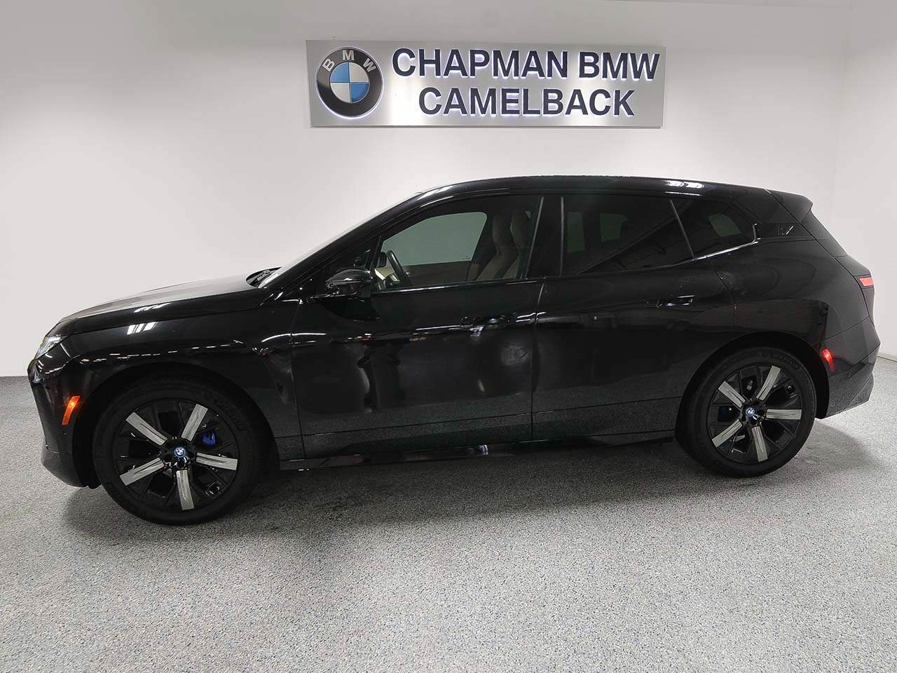 Used 2024 BMW iX xDrive50 w/ Premium Package AWD/4WD image 3
