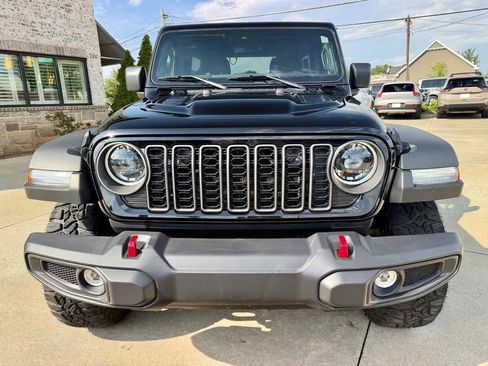 Used 2025 Jeep Wrangler Unlimited Rubicon w/ Convenience Group AWD/4WD image 4