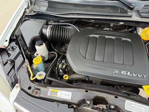 Used 2014 Chrysler Town & Country S image 34