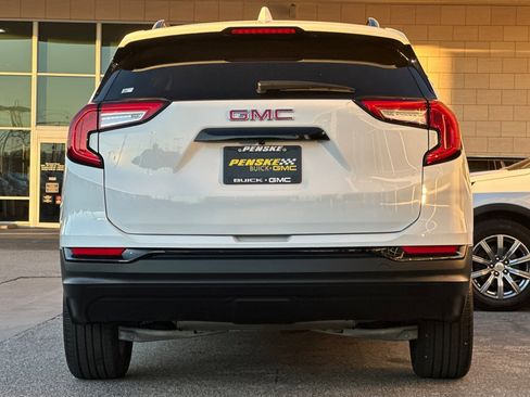 Used 2024 GMC Terrain SLE w/ Elevation Edition image 5
