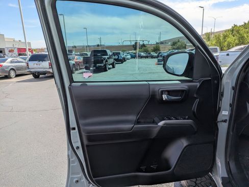 Used 2022 Toyota Tacoma TRD Sport w/ Technology Package image 11