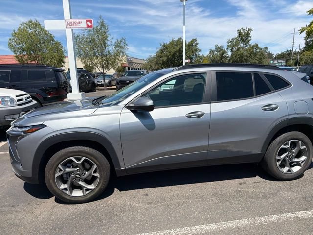 Used 2025 Chevrolet Trax LT FWD image 19