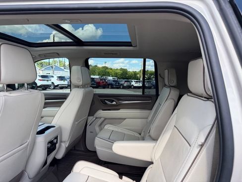 Used 2022 GMC Yukon XL Denali AWD/4WD image 12