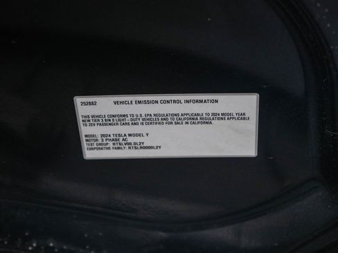 Used 2024 Tesla Model Y Long Range AWD/4WD image 25