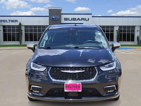 Used 2022 Chrysler Pacifica Limited FWD image 2