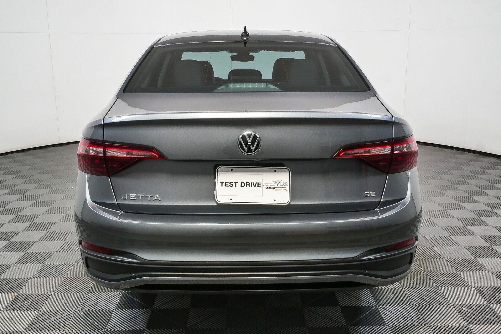 Used 2024 Volkswagen Jetta SE w/ Panoramic Sunroof Package FWD image 27
