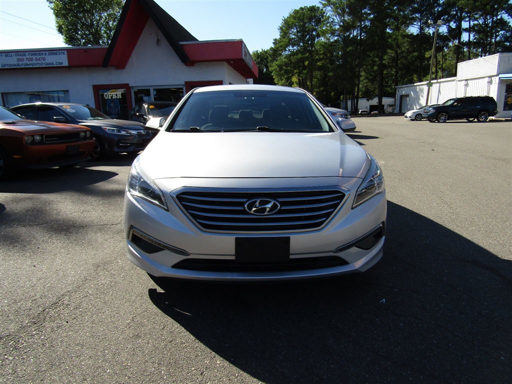 Used 2015 Hyundai Sonata SE w/ Option Group 09 FWD image 2