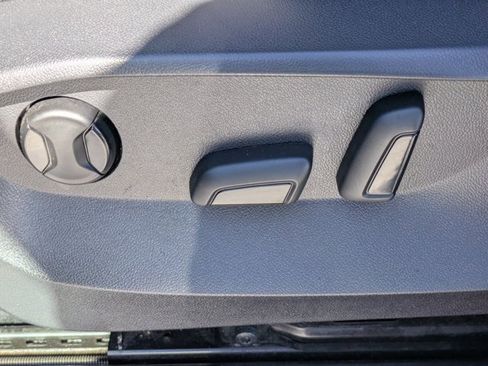 Used 2022 Volkswagen Tiguan SE image 17