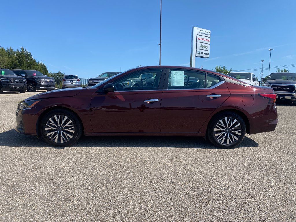 Used 2025 Nissan Altima 2.5 SV FWD image 3