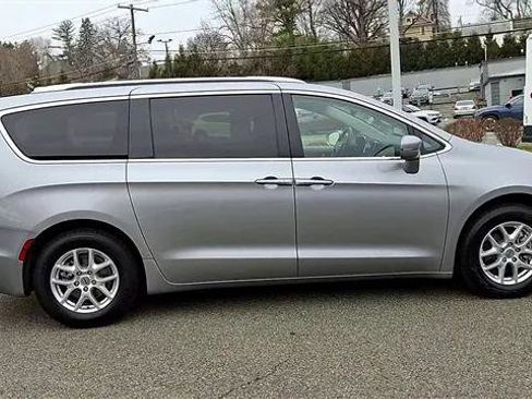 Certified 2021 Chrysler Pacifica Touring-L image 9