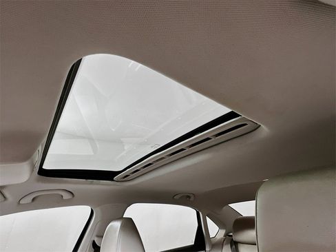 Used 2013 Volkswagen Passat TDI SE image 18