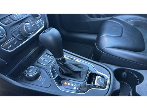 Used 2021 Jeep Cherokee Latitude Plus AWD/4WD image 17