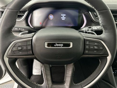 Used 2023 Jeep Grand Cherokee Limited w/ Luxury Tech Group II image 23