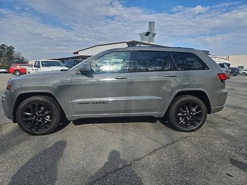 Used 2021 Jeep Grand Cherokee Laredo X image 2