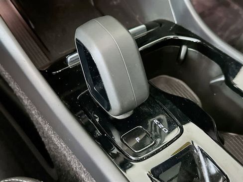 Used 2023 Volvo XC40 B5 Plus image 18