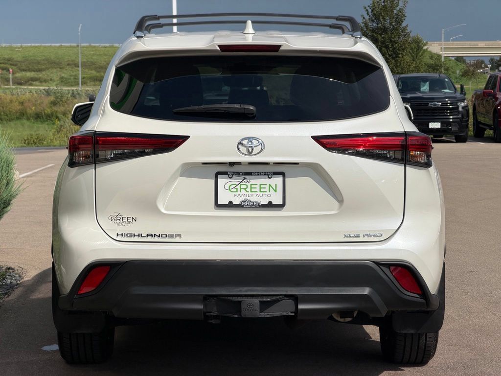 Used 2021 Toyota Highlander XLE AWD/4WD image 8