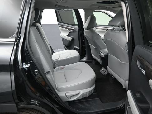 Certified 2026 Toyota Highlander Limited AWD/4WD image 35