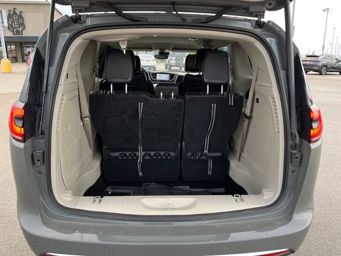 Used 2023 Chrysler Pacifica Touring-L image 28