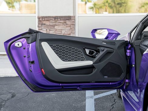 Used 2024 Lamborghini Huracan EVO image 13