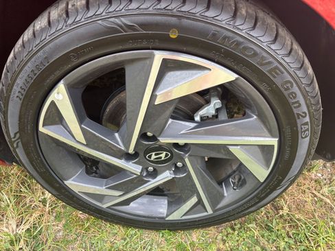 Used 2025 Hyundai Elantra Limited image 31