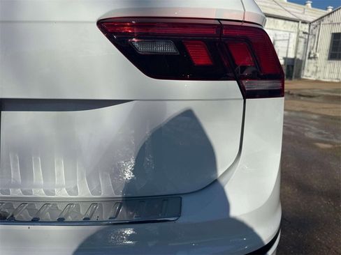 Used 2022 Volkswagen Tiguan SE R-Line image 8