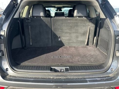 Used 2020 Toyota Highlander XLE image 24