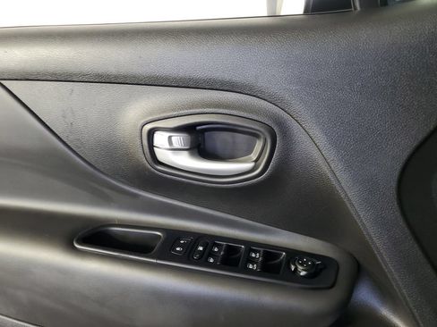 Used 2023 Jeep Renegade Latitude AWD/4WD image 30