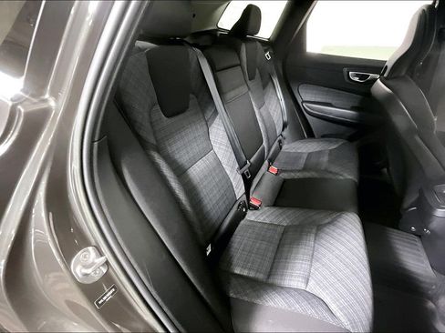 Used 2022 Volvo XC60 B5 Momentum image 27