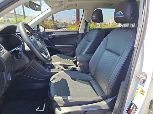 Used 2023 Volkswagen Tiguan SE w/ Panoramic Sunroof Package AWD/4WD image 16